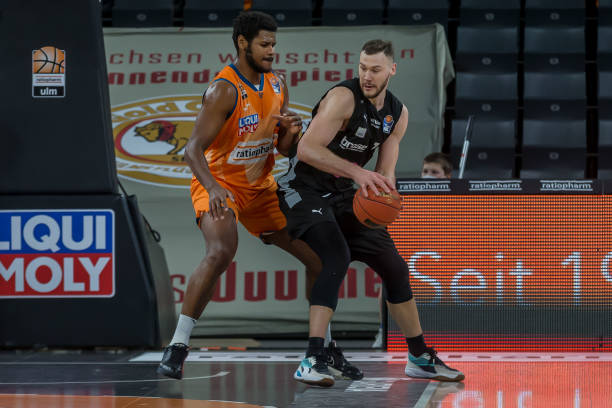 邵佳一排面拉满！赛后绕场一周鞠躬致谢，塞蒂恩：他是伟大主帅